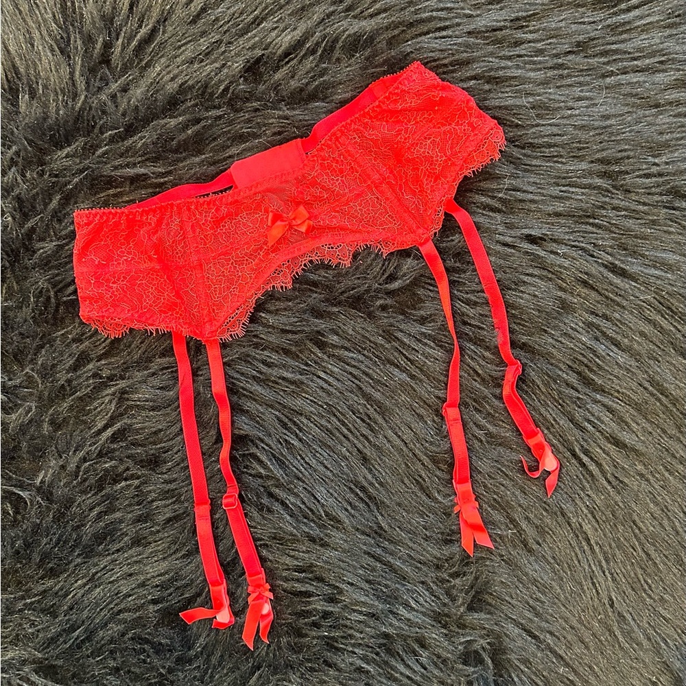 Victoria’s Secret XS/S Red Lace Garter Belt NWOT